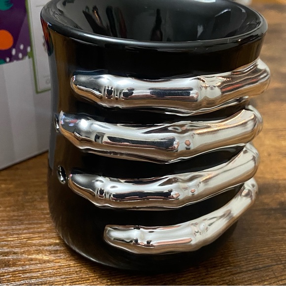 NEW SCENTSY GHOULISH GRIP PLUG IN MINI WARMER #77761 - Picture 8 of 10